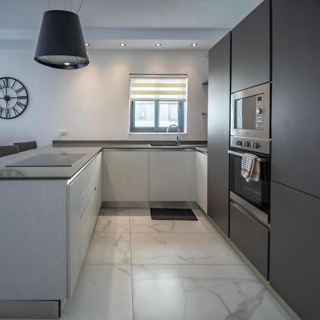 Seaside Luxury Apartment Сейнт Полс Бей Екстериор снимка