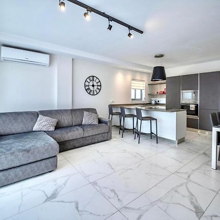 Seaside Luxury Apartment Сейнт Полс Бей Екстериор снимка