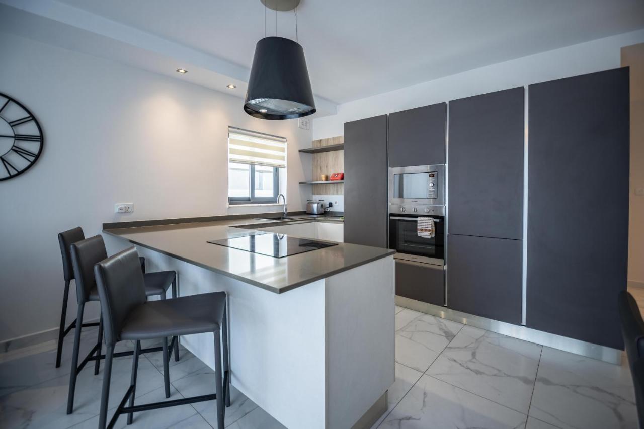 Seaside Luxury Apartment Сейнт Полс Бей Екстериор снимка