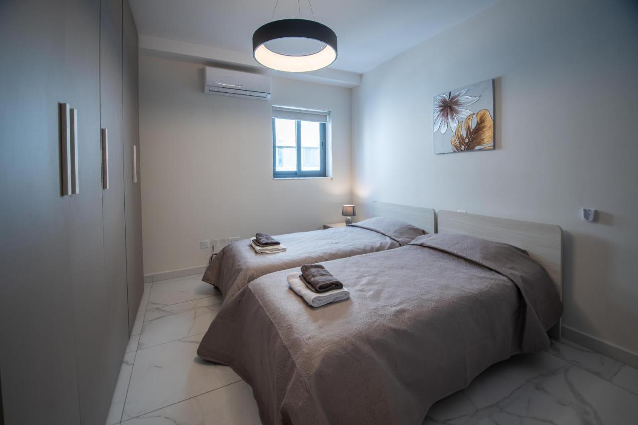 Seaside Luxury Apartment Сейнт Полс Бей Екстериор снимка