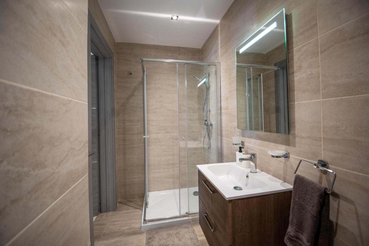 Seaside Luxury Apartment Сейнт Полс Бей Екстериор снимка